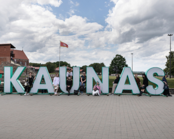 Навучанне працягваецца і па-за сценамі ўніверсітэта: студэнты-дызайнеры ЕГУ даследуюць культурны ландшафт Літвы